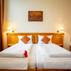 hotel-manzard-panzio.inbudapesthotels.com/